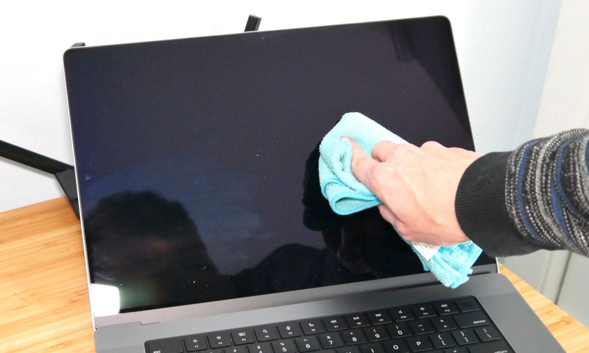 5 Things You Should Keep in Mind While Cleaning Your TV or Laptop Screen Safely 3